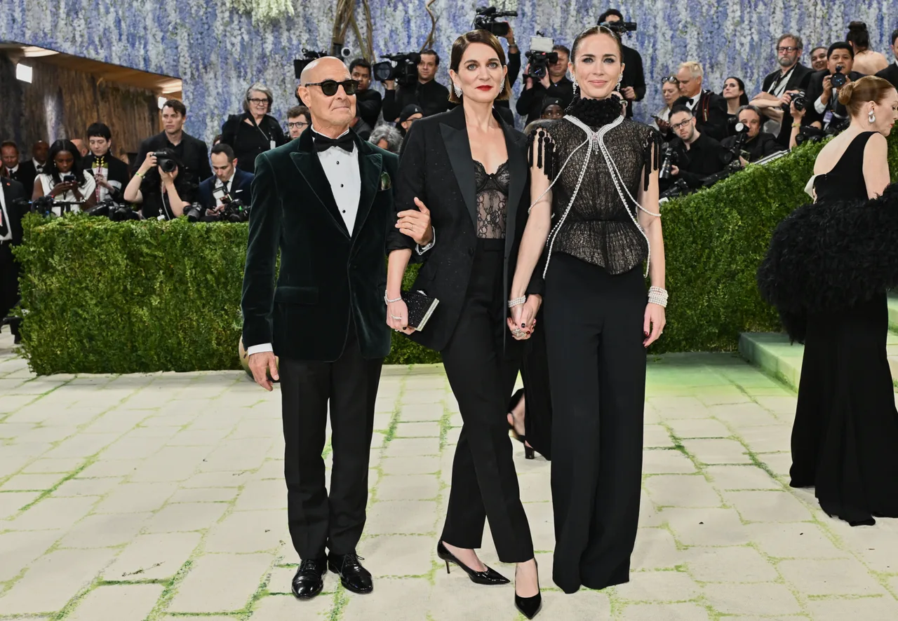 Emily Blunt with Stanley Tucci and Felicity Blunt