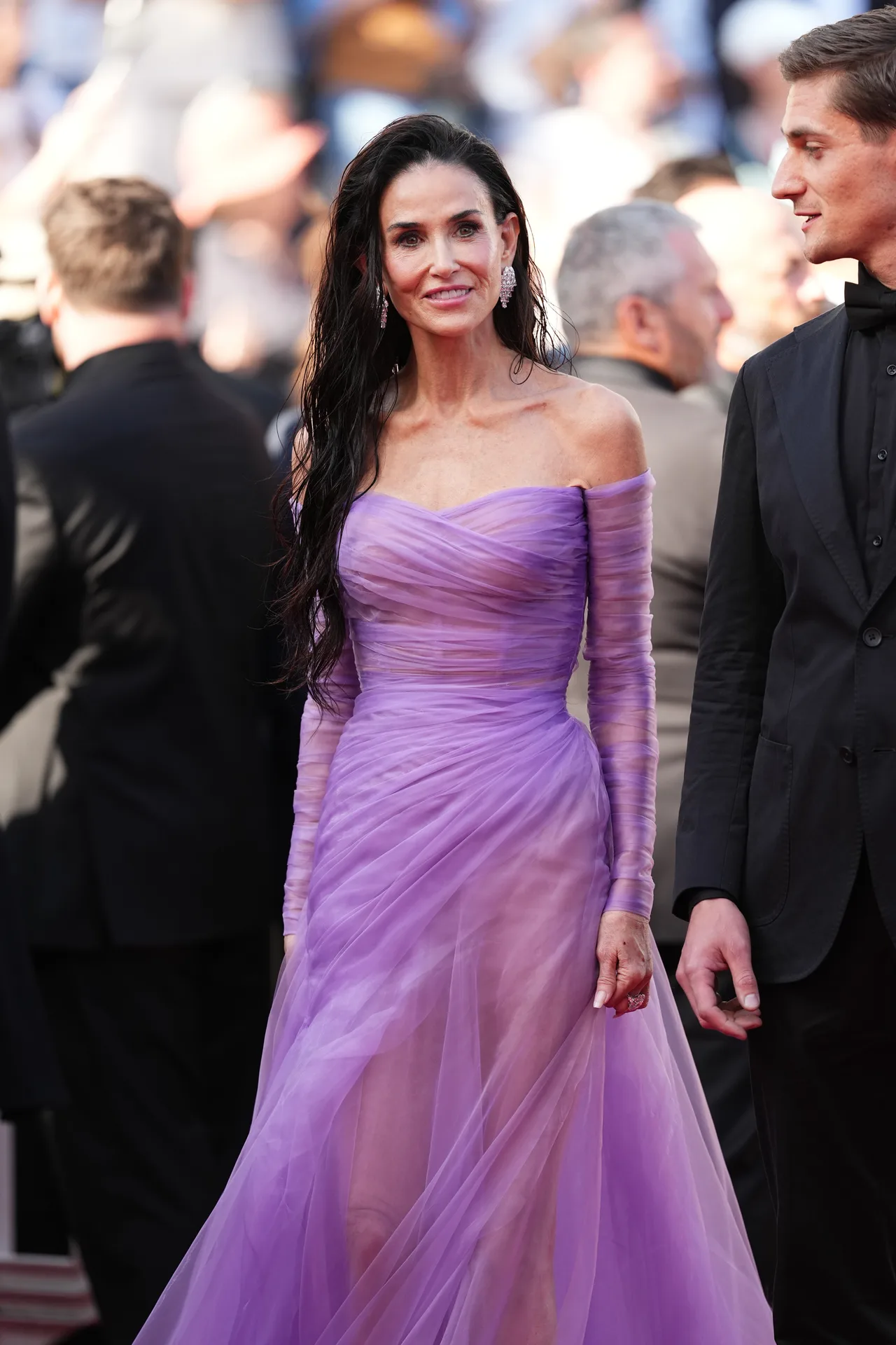 Demi Moore let her wet and wavy hair do the talking