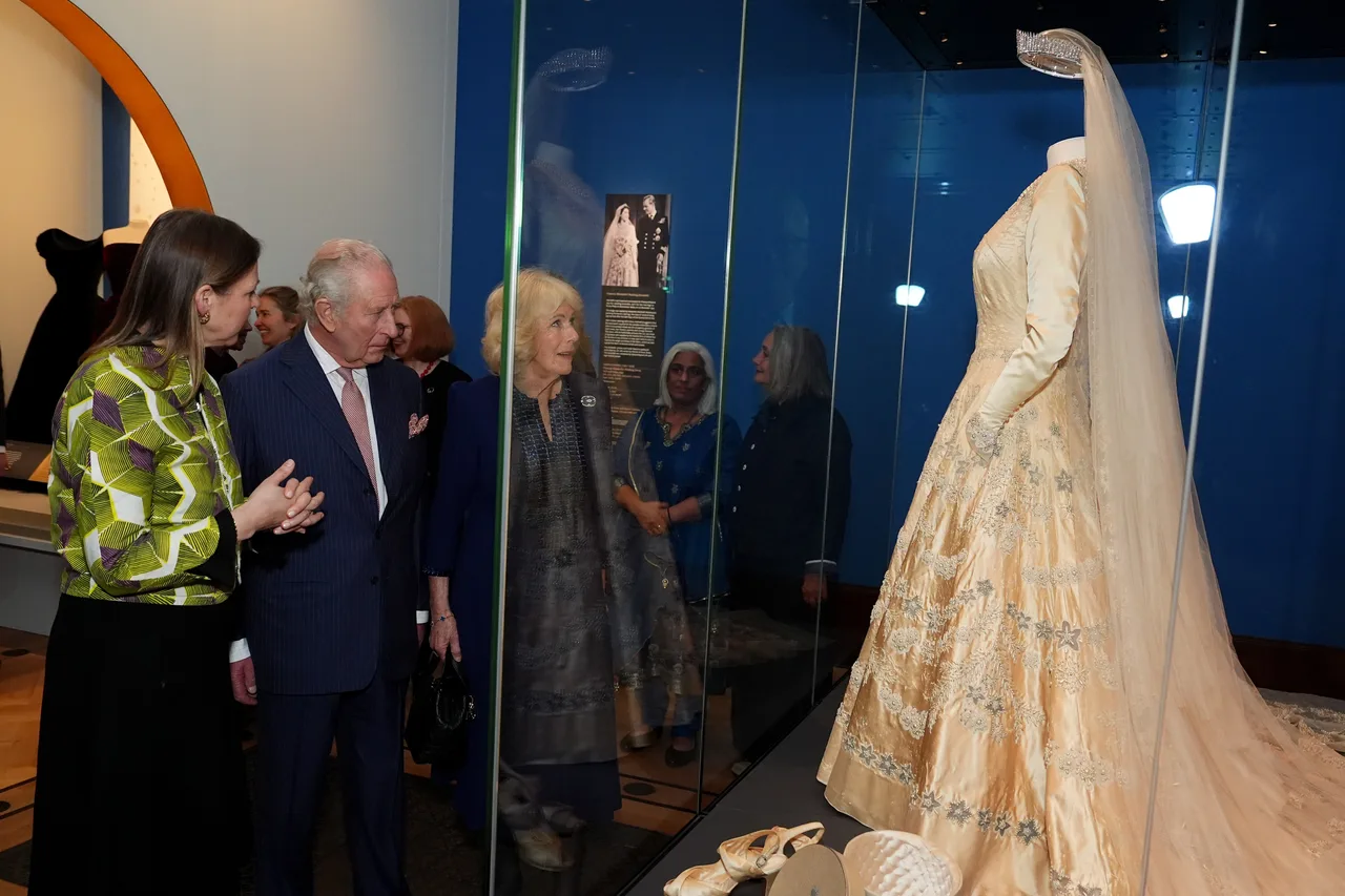 Queen’s wedding gown takes center stage