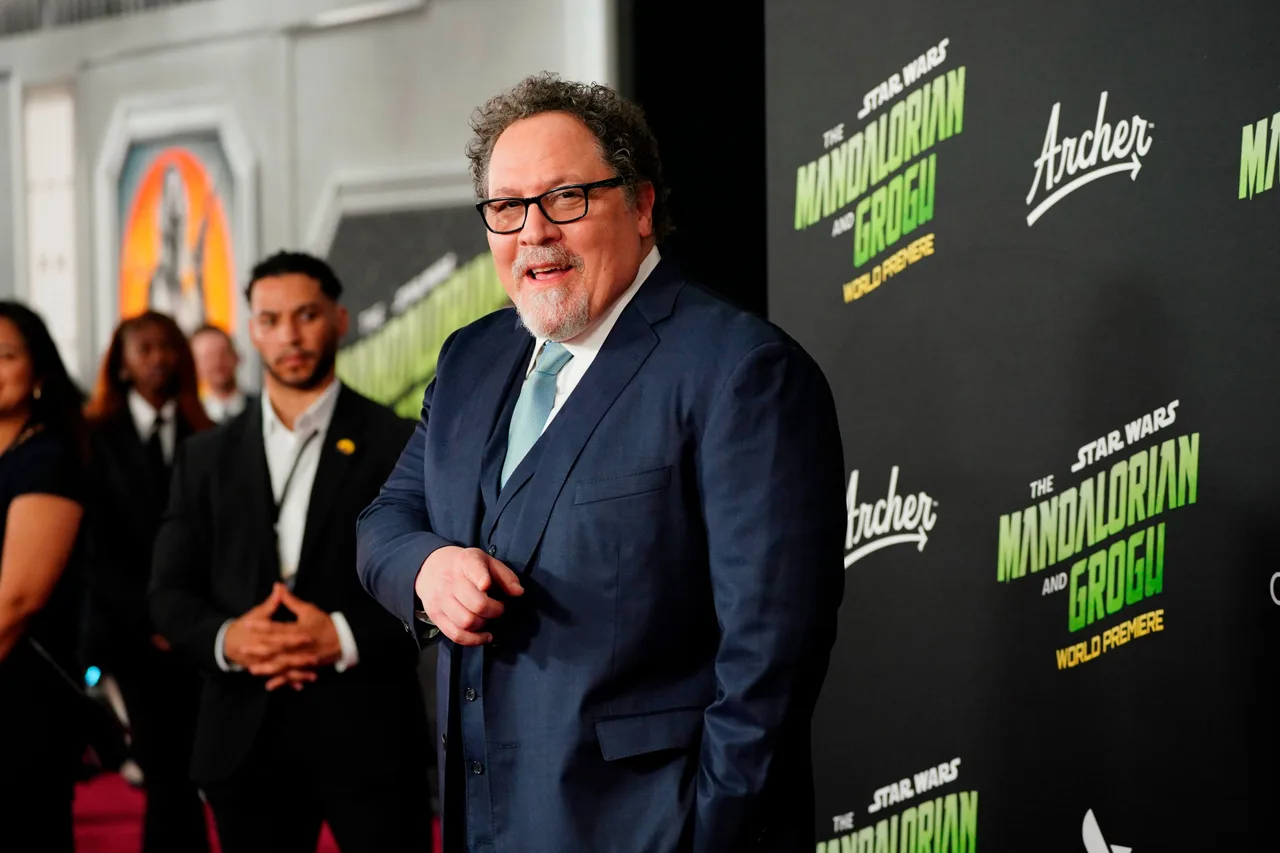 Jon Favreau keeps it cool on the red carpet