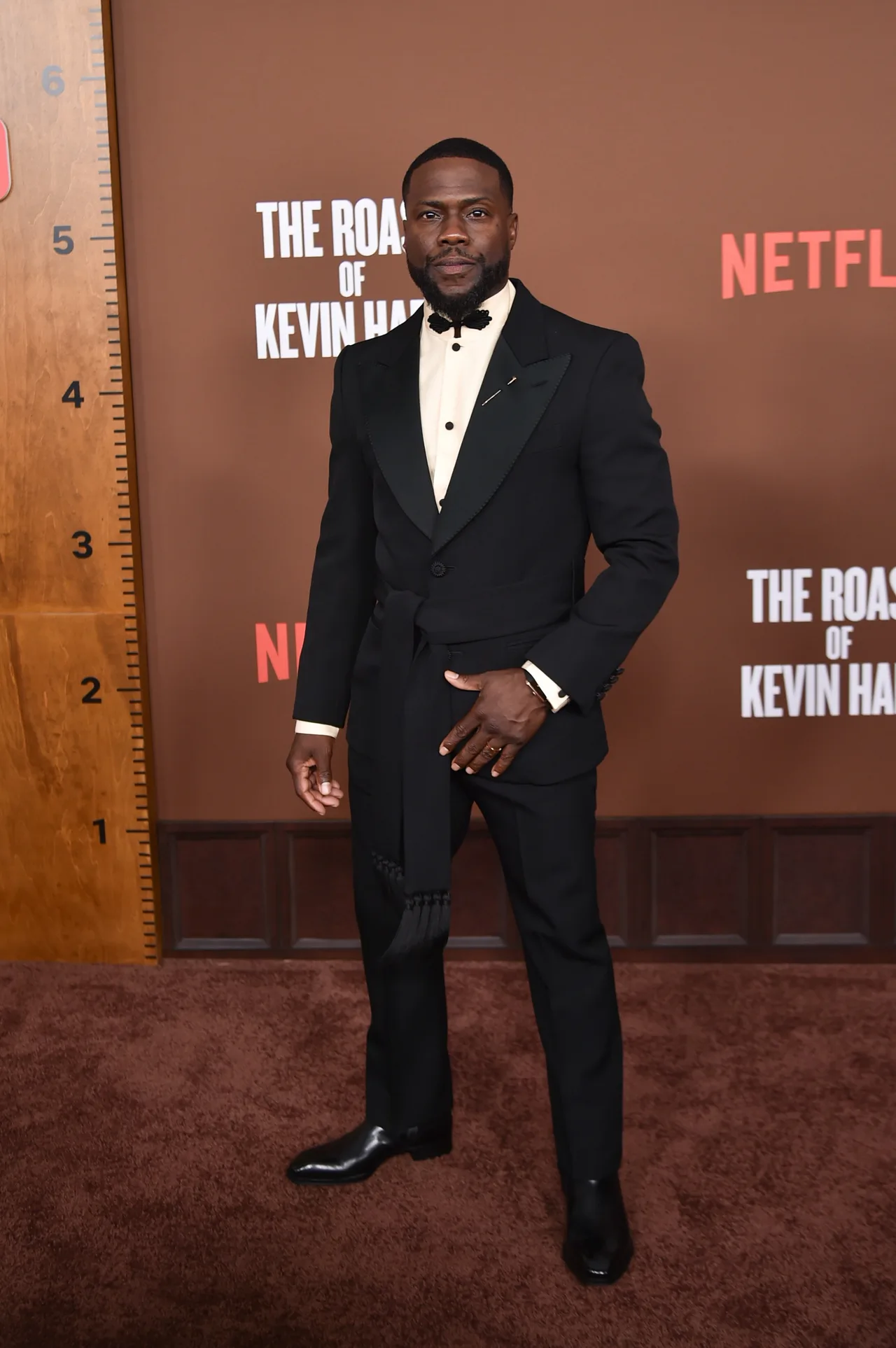 Kevin Hart gives off man of the moment energy in classy fit