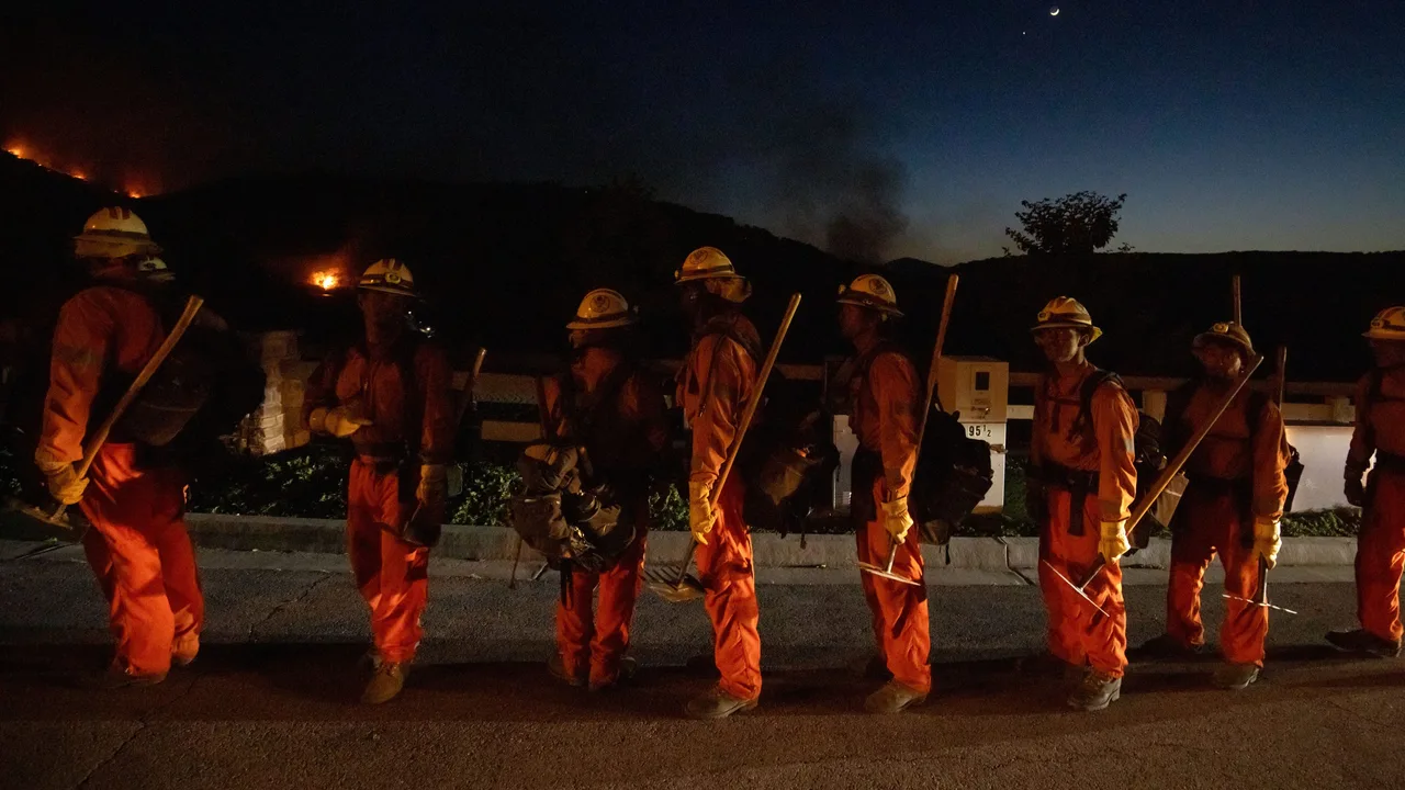 Brave firefighters battle fast-moving wildfire to save Southern California homes