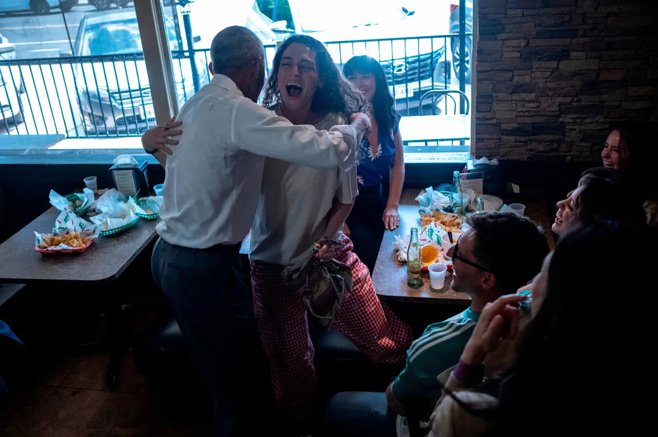 Obama mingles with diners during campaign visit