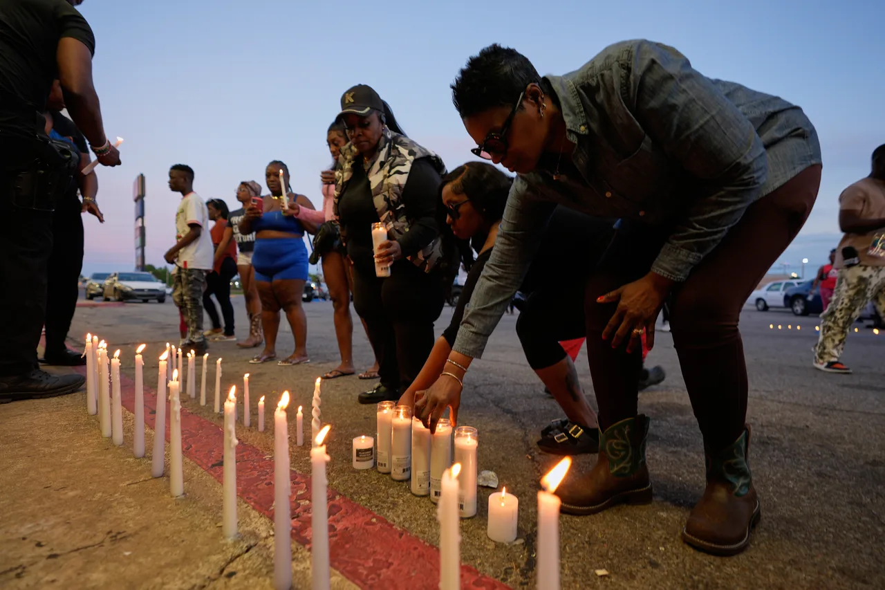 Candlelight vigil honors victims