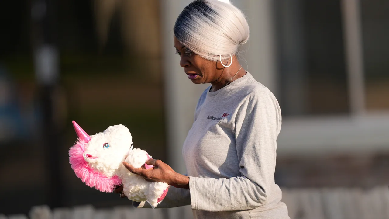 Scenes of sorrow at Shreveport neighborhood where a dad killed 8 children, including 7 of his own