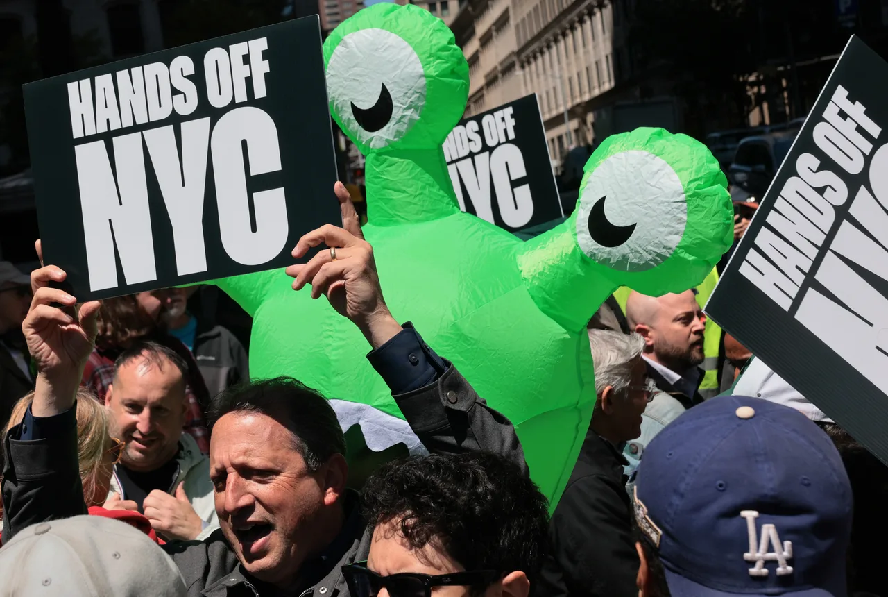 ‘Hands Off NYC’ signs flood protest as demonstrators rally against ICE ‘Hands Off NYC’ signs flood protest as demonstrators rally against ICE