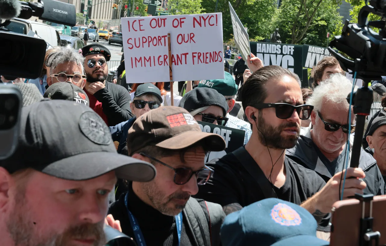 Morello says ‘every act of art is an act of resistance’ at anti-ICE rally