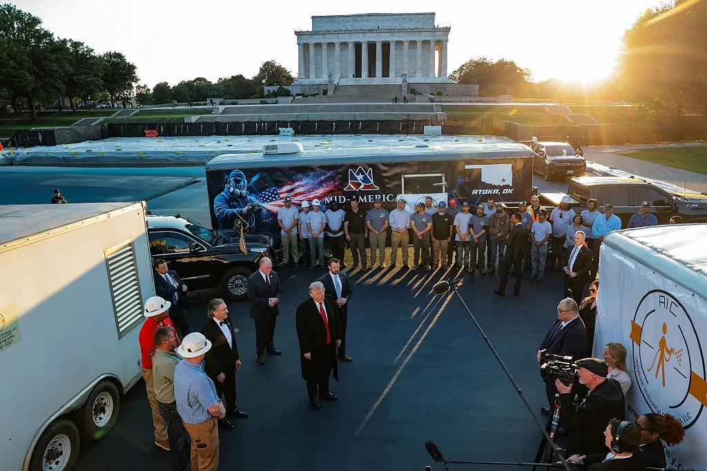 Trump makes surprise stop at Lincoln Memorial renovation site