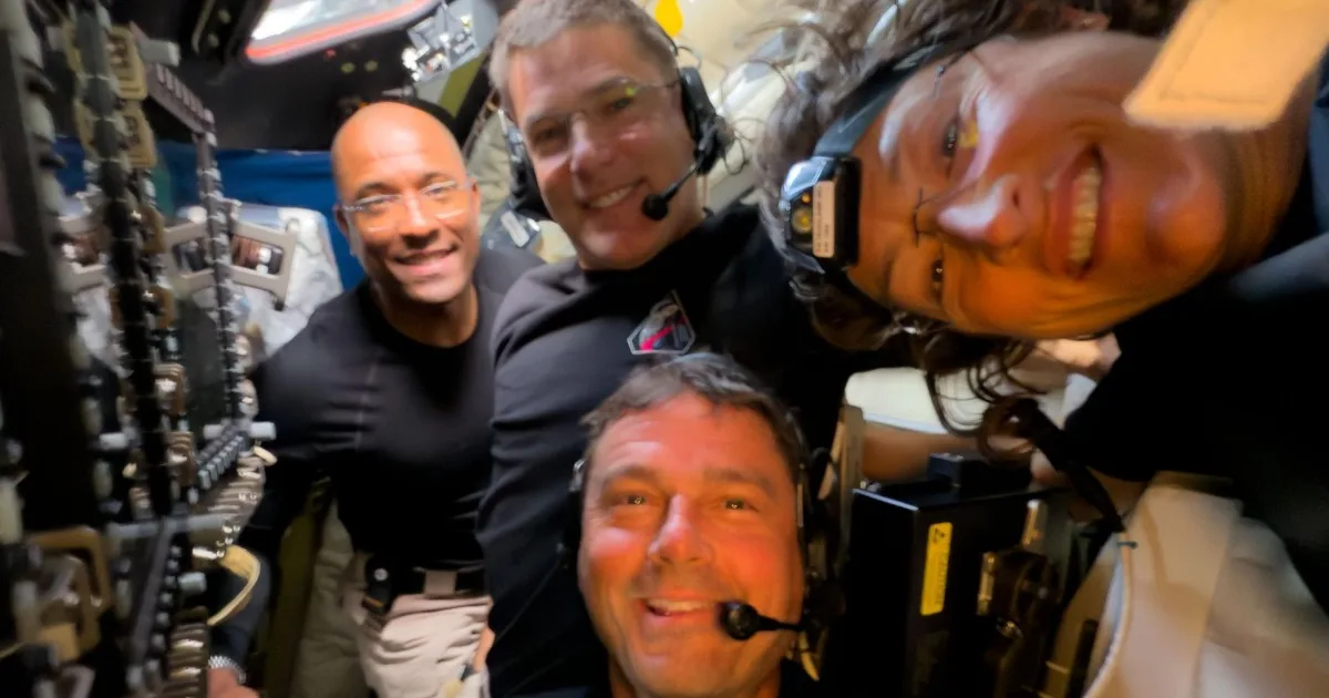 Commander Reid Wiseman clicked the coolest zero gravity group selfies