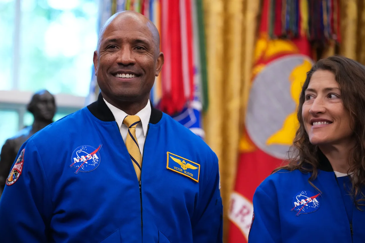 Victor Glover and Christina Koch all smiles