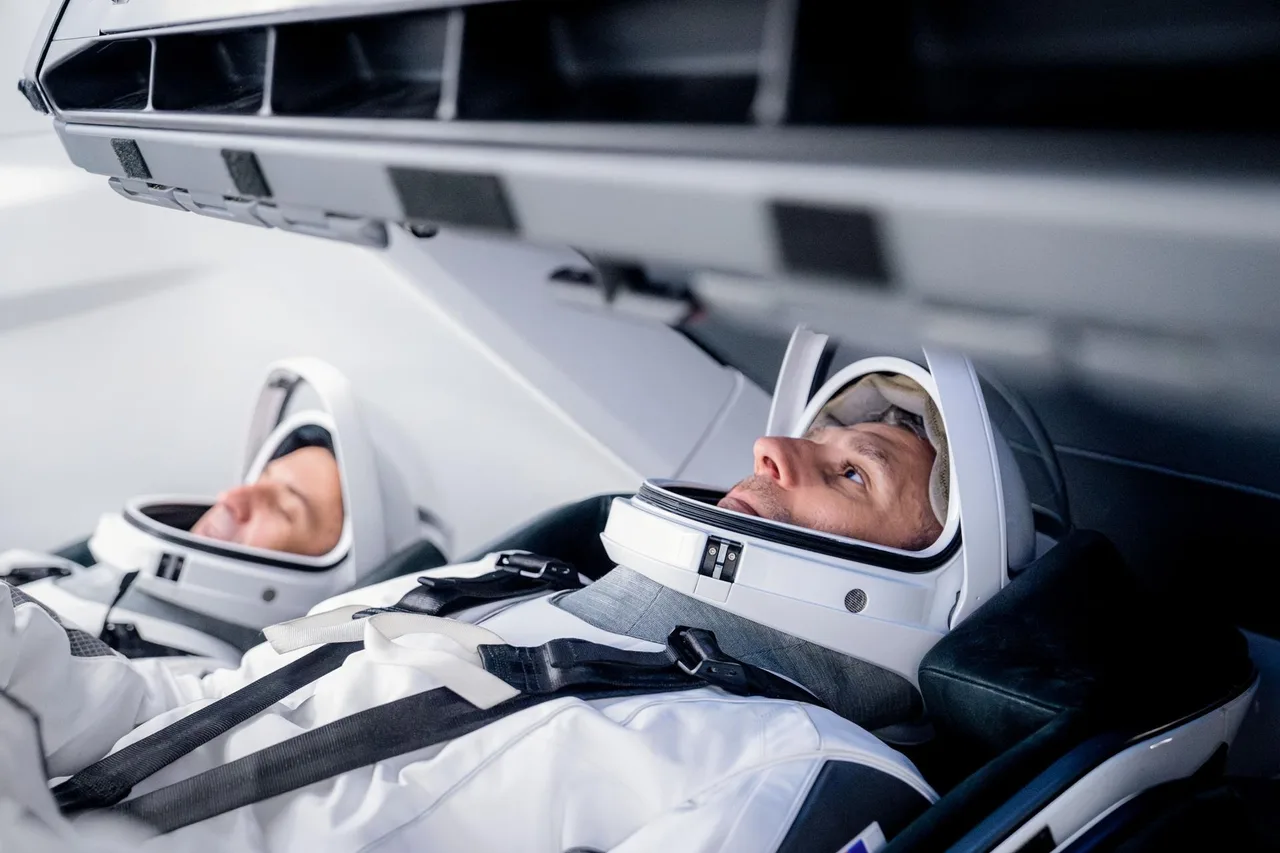 Sergey Teteryatnikov and Luke Delaney inside Dragon during training
