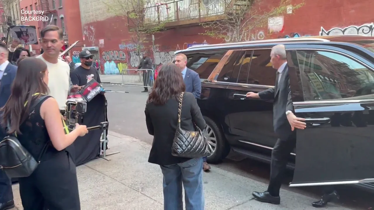 Anne Hathaway arrives at 'Mother Mary' screening, lifts hands in shock after fan throws card at her