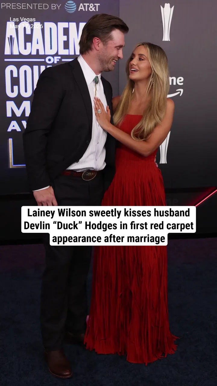 Lainey Wilson sweetly kisses husband Devlin “Duck” Hodges in first red carpet appearance after marriage