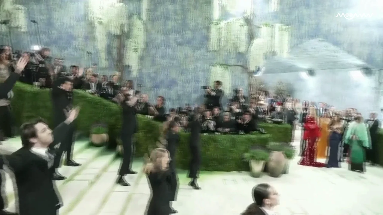 Anna Wintour Claps Out of Sync as Joshua Henry Dances to Whitney Houston's Classic