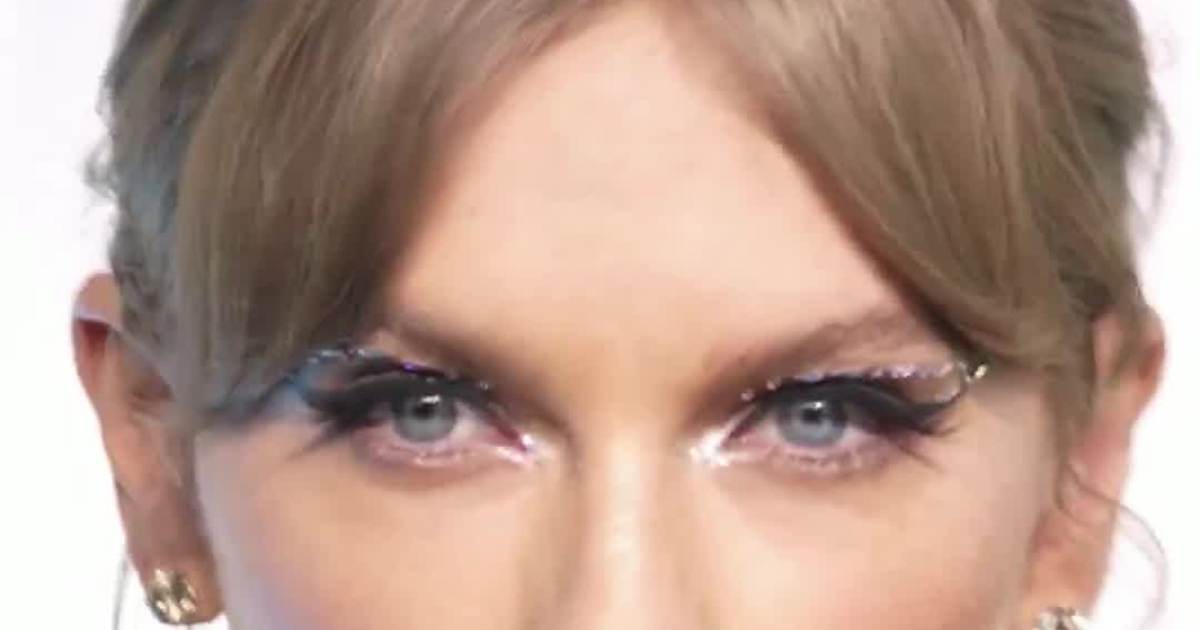 Taylor Swift Handed Out Cash to Chiefs Workers on Christmas Day