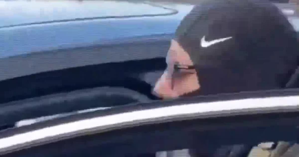 Chaos in Minneapolis: Federal Agents Shatter Vehicle Window and Pull Woman From Car During Heated Anti-ICE Clash