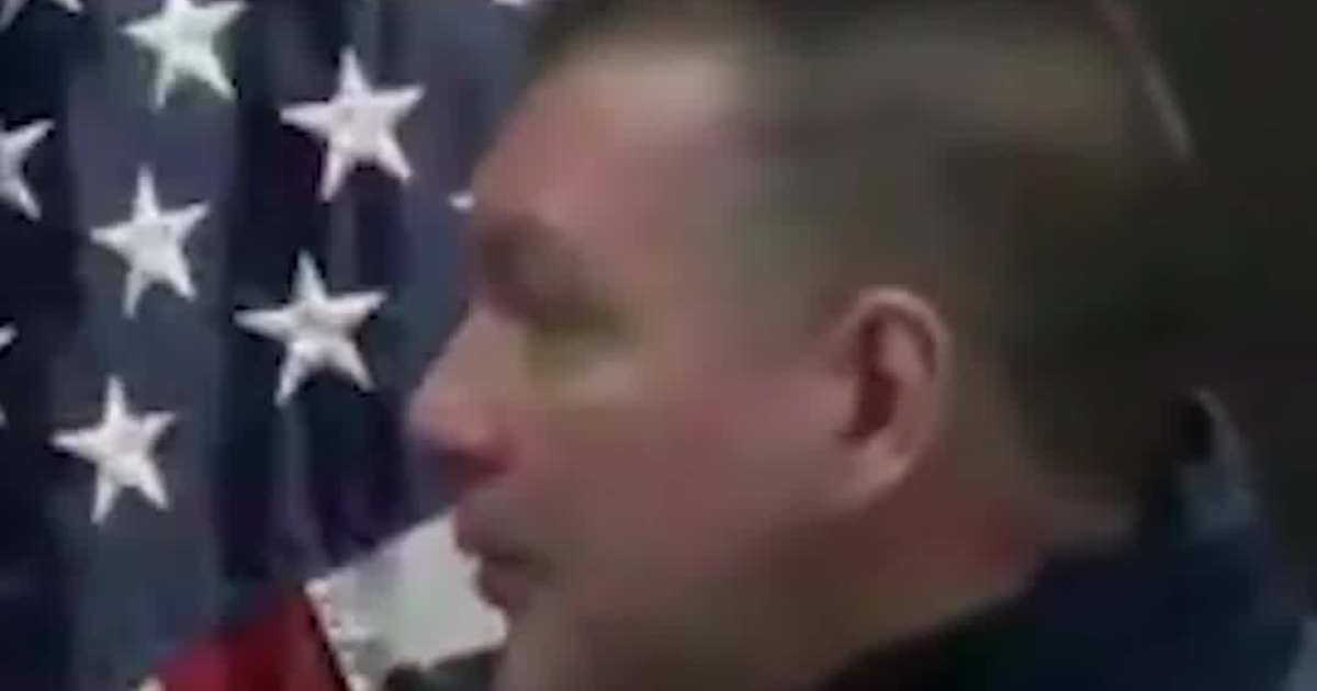 Protesters Block ICE Agents Near Minneapolis Federal Building, Tensions Continue Amid Unrest